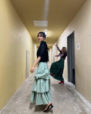 Asami Seto Instagram - 劇場版オーバーロード聖王国編舞台挨拶でした！🎉
シズ役としてオバロファンのみなさんの前でお話しする機会って今までなかったので、たくさんお話しできて嬉しいです！先輩方のオバロへの想いも聞くことができて、貴重な時間でした😌

2枚目の写真は、青山吉能ちゃんが控え室から出てきたとき、私が写真を撮っていたことに気を使って避けようとしてくれたタイミングが激写されたもの📸！芸術的すぎて、ふたりで大爆笑😂衣装のスカートの色味が似ていたり、役柄のご縁もあって嬉しい気持ちになりました☺️

最後は劇団ナザリック🎭！