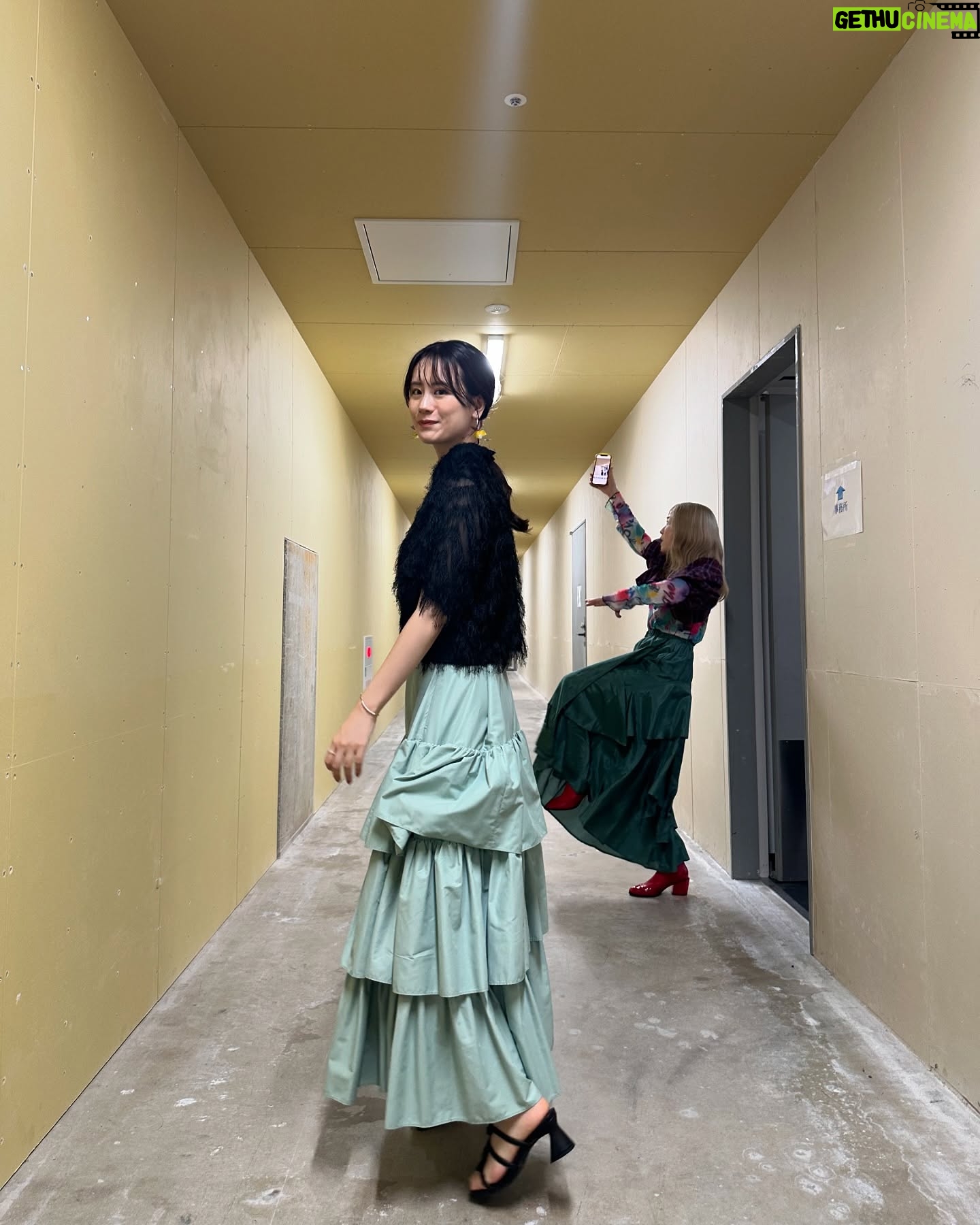 Asami Seto - 8.1K Likes - 劇場版オーバーロード聖王国編舞台挨拶でした!🎉
シズ役としてオバロファンのみなさんの前でお話しする機会って今までなかったので、たくさんお話しできて嬉しいです!先輩方のオバロへの想いも聞くことができて、貴重な時間でした😌
2枚目の写真は、青山吉能ちゃんが控え室から出てきたとき、私が写真を撮っていたことに気を使って避けようとしてくれたタイミングが激写されたもの📸!芸術的すぎて、ふたりで大爆笑😂衣装のスカートの色味が似ていたり、役柄のご縁もあって嬉しい気持ちになりました☺️
最後は劇団ナザリック🎭!