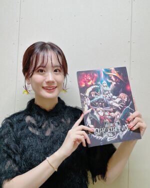 Asami Seto Instagram - 劇場版オーバーロード聖王国編舞台挨拶でした！🎉
シズ役としてオバロファンのみなさんの前でお話しする機会って今までなかったので、たくさんお話しできて嬉しいです！先輩方のオバロへの想いも聞くことができて、貴重な時間でした😌

2枚目の写真は、青山吉能ちゃんが控え室から出てきたとき、私が写真を撮っていたことに気を使って避けようとしてくれたタイミングが激写されたもの📸！芸術的すぎて、ふたりで大爆笑😂衣装のスカートの色味が似ていたり、役柄のご縁もあって嬉しい気持ちになりました☺️

最後は劇団ナザリック🎭！