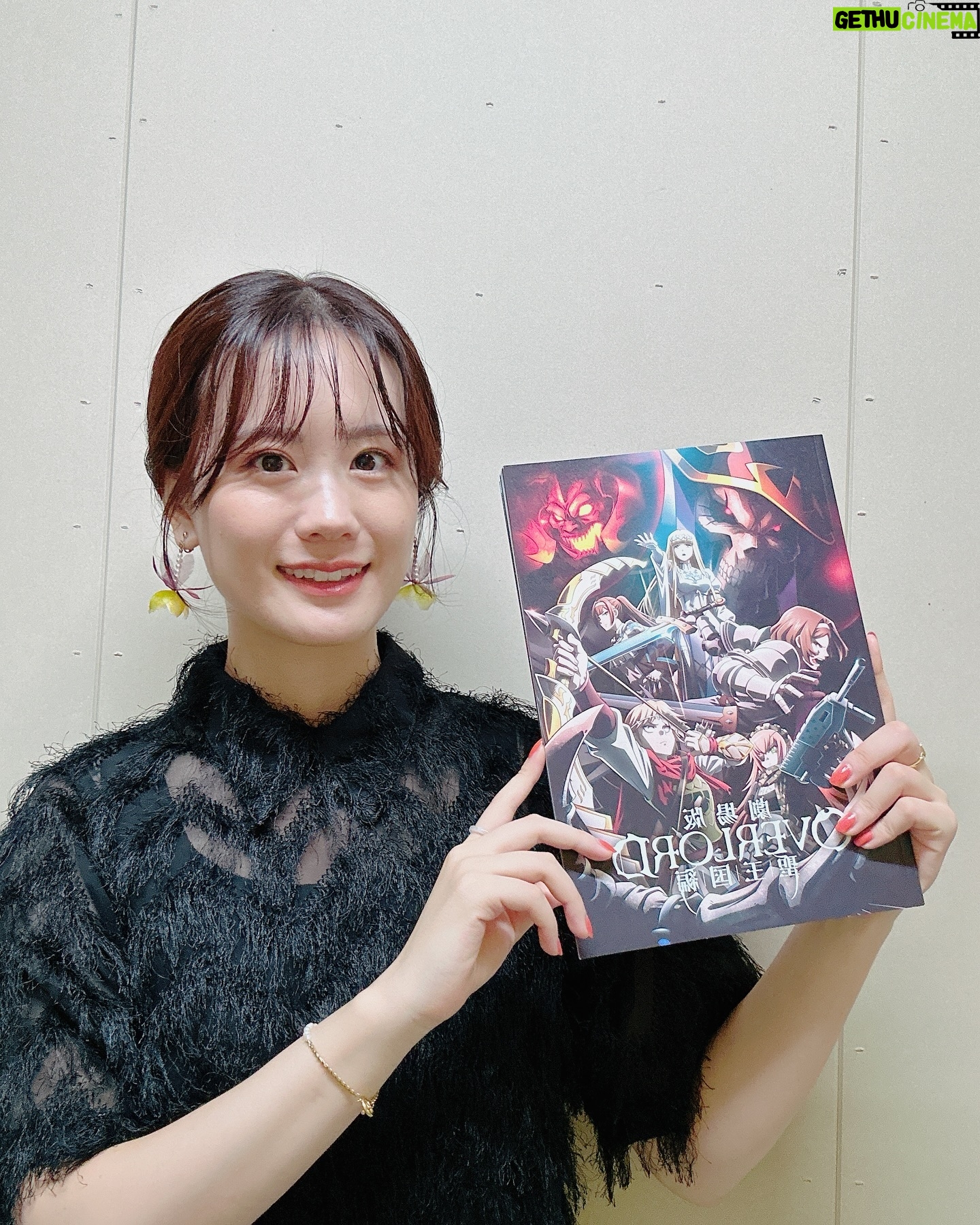 Asami Seto - 8.1K Likes - 劇場版オーバーロード聖王国編舞台挨拶でした!🎉
シズ役としてオバロファンのみなさんの前でお話しする機会って今までなかったので、たくさんお話しできて嬉しいです!先輩方のオバロへの想いも聞くことができて、貴重な時間でした😌
2枚目の写真は、青山吉能ちゃんが控え室から出てきたとき、私が写真を撮っていたことに気を使って避けようとしてくれたタイミングが激写されたもの📸!芸術的すぎて、ふたりで大爆笑😂衣装のスカートの色味が似ていたり、役柄のご縁もあって嬉しい気持ちになりました☺️
最後は劇団ナザリック🎭!