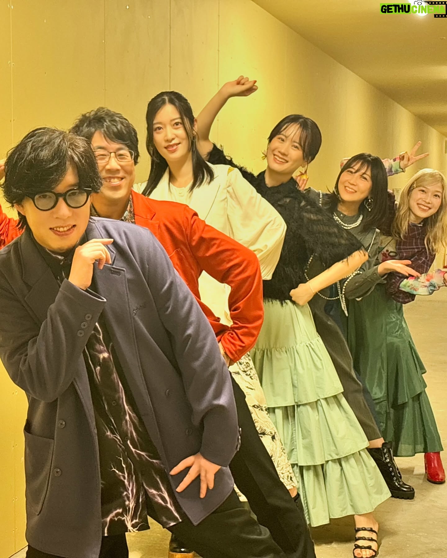Asami Seto - 8.1K Likes - 劇場版オーバーロード聖王国編舞台挨拶でした!🎉
シズ役としてオバロファンのみなさんの前でお話しする機会って今までなかったので、たくさんお話しできて嬉しいです!先輩方のオバロへの想いも聞くことができて、貴重な時間でした😌
2枚目の写真は、青山吉能ちゃんが控え室から出てきたとき、私が写真を撮っていたことに気を使って避けようとしてくれたタイミングが激写されたもの📸!芸術的すぎて、ふたりで大爆笑😂衣装のスカートの色味が似ていたり、役柄のご縁もあって嬉しい気持ちになりました☺️
最後は劇団ナザリック🎭!