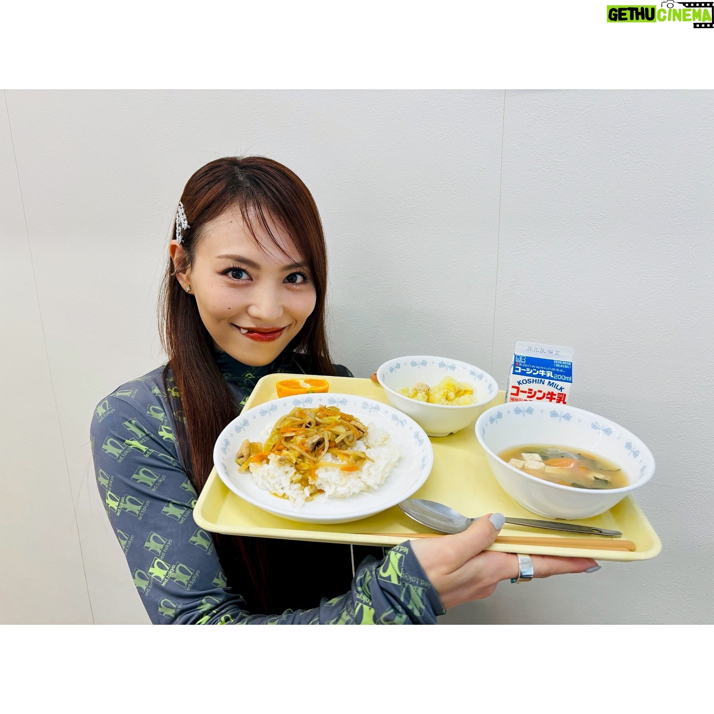 Asami Tano - 5.4K Likes - 「声優によるキャリア教育」
江戸川区にある二之江中学校にお邪魔しました🏫
第39回という事でサンキューの回でした♡笑
皆との朗読、沢山やりとりした時間がとっても楽しく愛おしい時間でした。
ありがとうございました。
この世の中には色んなお仕事がある。
知るきっかけや微力でも何かのきっかけになる人であれたら嬉しいなと改めて思いました😊
ここには載せられないけれど
皆と一緒に撮った集合写真😊皆がびっくりする程笑顔で溢れかえっていた!(あ!先生方も!)なんだかとっても嬉しい。おもひで写真宝物。
学校の給食たべるのなんていつぶり
皆がとってもあったかかったなぁ。
職員室って何故かやっぱりドキドキした。笑
テスト期間中なのに絵を描いてくれてありがとう♡
私に照明をあててくれていた生徒さんもありがとう♡
色んな意味を込めてこの言葉を!!
『ごちそうさまでした』
お腹いっぱい胸いっぱいです。
素敵な機会をありがとうございました🤲🏻
※校内でも靴着用の許可を頂いております
#田野アサミ#asamitano#ニ之江中学校