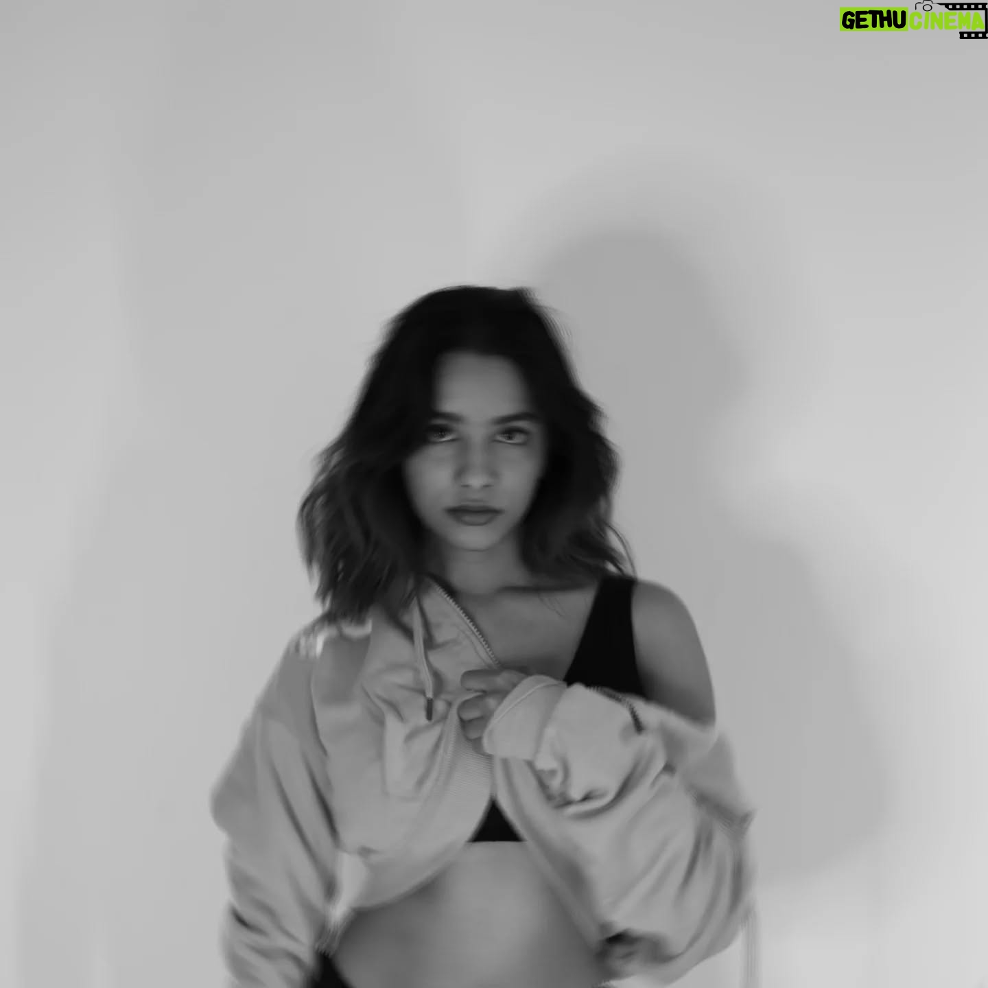 Aurora Sinclair aka Baloon akka - 132.9K Likes - I like this rollercoaster 🎢 #aurorasinclair
Photography @sat_narain