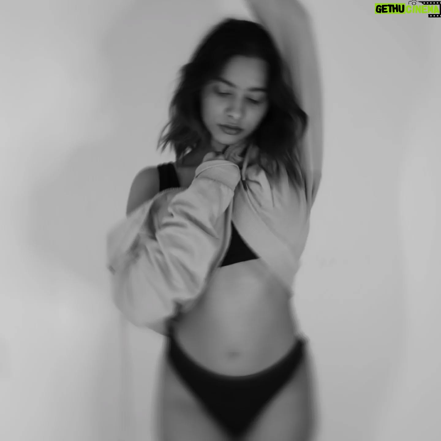 Aurora Sinclair aka Baloon akka - 132.9K Likes - I like this rollercoaster 🎢 #aurorasinclair
Photography @sat_narain