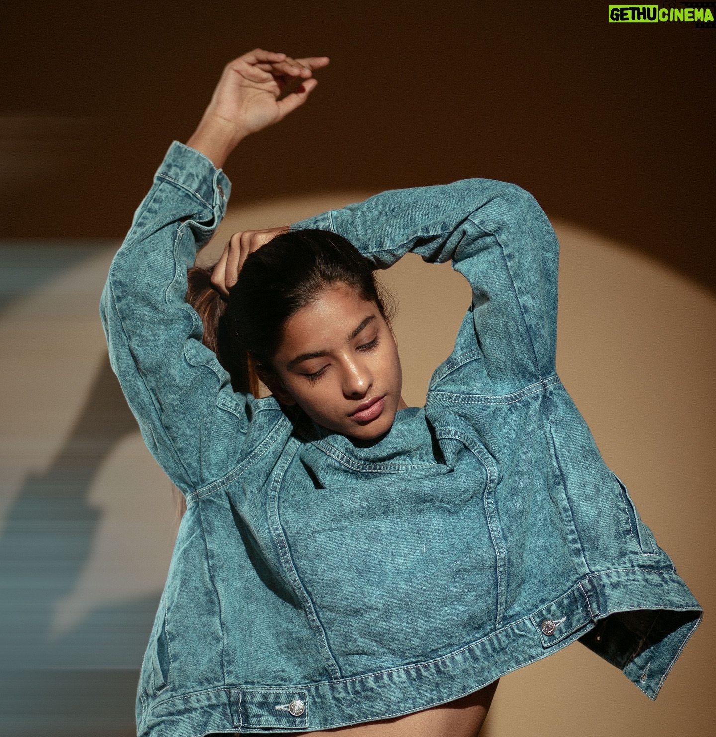 Aurora Sinclair aka Baloon akka - 130.8K Likes - Effortlessly chic in denim #aurorasinclair