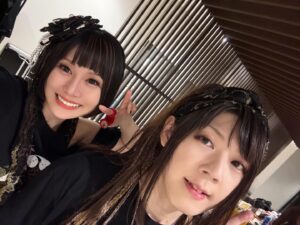 Beni Ninagawa Instagram - 一先ず、今日のファイナルのステージはずぅーっと夢の中に居るような初めての感覚でした。
みんなのペンラ綺麗だったなぁ。今日の最高の景色を焼き付けてこれからも1歩1歩着実に歩んでいこうと思います。
沢山のことを学ばせてくれて有難う。出会ってくれて有難う。共に歩んでくれて有難う。
人生で1度経験出来るか、出来ないか。そんな素敵な思い出と出会いと奇跡の連続でしたෆ.*･ﾟ
一先ず今日という日を作り上げてくれた全ての人に感謝。11年間、雨の日も風の日もずっと戦友でありどんな時もひとたびステージに上がればみんなプロフェッショナルで、音楽というひとつの目標に向かって一瞬でひとつになれる。会話がなくとも阿吽の呼吸でわかりあえる。そんな関係をありがとう。メンバーは私にとってかけがえの無い特別な存在です。
じゃ！また！！！