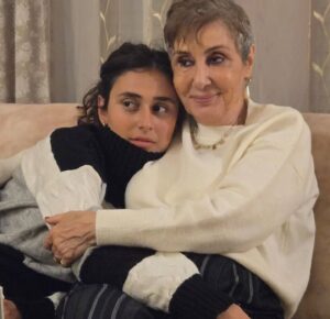 Binnaz Ekren Instagram - Kaydırmalı atlamalı. Kero' cuğumun oyunuyla başlayan sonra her zamanki gibi aklımın sevdiciklerime kaydığı hayatımın akışına benzer bir post mu oldu ne?
@zeynubia @ada_temzl @kerem_gokcer @binnazekren 
#binnazekren