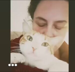 Binnaz Ekren Instagram - Kaydırmalı atlamalı. Kero' cuğumun oyunuyla başlayan sonra her zamanki gibi aklımın sevdiciklerime kaydığı hayatımın akışına benzer bir post mu oldu ne?
@zeynubia @ada_temzl @kerem_gokcer @binnazekren 
#binnazekren