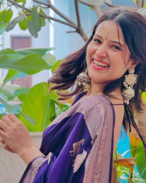 Brinda Acharya Instagram - Saree and a smile🔄🫠