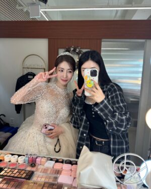 Cao Lu Instagram - 오늘 혜미 뽀뽀하는거 처음 봐요 ㅋㅋㅋ 애기때 봤는데 지금 시집에 가고 누구한테 며느니돼고  아~시간이 빨리 흘러구나 ~ @yesyesyelll 행복해요❤️항상 ~#옐 #차오루 #피에스타