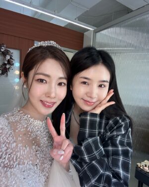 Cao Lu Instagram - 오늘 혜미 뽀뽀하는거 처음 봐요 ㅋㅋㅋ 애기때 봤는데 지금 시집에 가고 누구한테 며느니돼고  아~시간이 빨리 흘러구나 ~ @yesyesyelll 행복해요❤️항상 ~#옐 #차오루 #피에스타