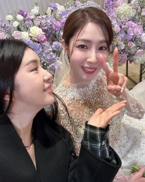 Cao Lu Instagram - 오늘 혜미 뽀뽀하는거 처음 봐요 ㅋㅋㅋ 애기때 봤는데 지금 시집에 가고 누구한테 며느니돼고  아~시간이 빨리 흘러구나 ~ @yesyesyelll 행복해요❤️항상 ~#옐 #차오루 #피에스타