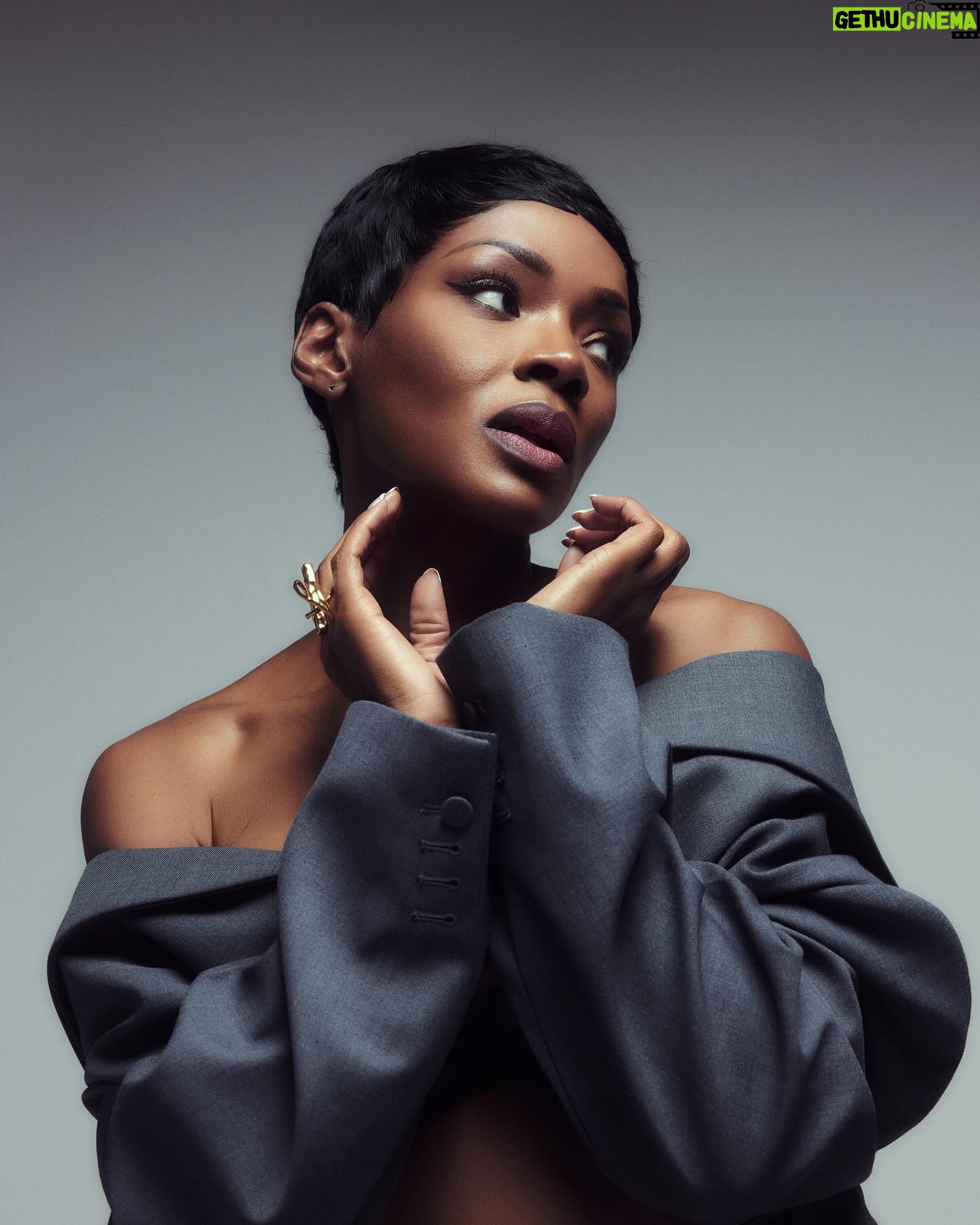 Caroline Chikezie - 26.9K Likes - Embracing Friday vibes with a grateful heart and unstoppable energy. Cheers to the weekend, let’s make it count! ✨
Publication: @regardmag
Makeup: @christytagatac
Hair: @natitasnewbeginnings
Styling: @jlynnstyle18
Photography: @jonnymarlow