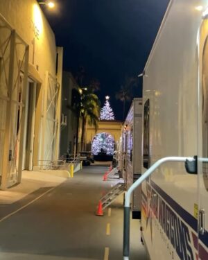 Catherine Haena Kim Instagram - Since it’s officially December, thought it was safe to tell you…Big Xmas Tree Girl 🎄🙆🏻‍♀️🎉

TY to the wonderful elves that decorate the lots ❤️💚
#thelittlethings #tistheseason #treehugger #bigmood #festiveAF
