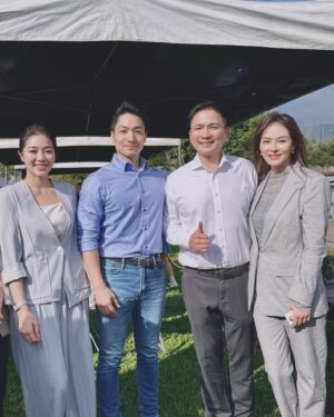 Chantel Liu Instagram - 我們家庭的向心力強大，幾乎所有的活動都可以全員到齊。今天的記者會是永鴻國際生技、以及台北市政府一起要跟大家宣布，我們認養了美堤寵物公園！也就是說，美堤寵物公園是全國第一家由企業所認養的。 
今天很高興能夠擔任可沛寵要的品牌大使，站在台上和大家宣布我們的精神和理念。有家人的陪伴感覺很安心，但是妹妹 的歡呼聲，女兒的哭聲，哥哥和弟弟在草地奔跑的嬉鬧聲還是讓我在台上小小的分心了。
寵物公園認養，這是一個充滿愛與責任的計畫，讓我們可以為台北的毛孩和飼主們打造一個更加友善、乾淨的休憩空間。
永鴻生技也同時捐贈了50萬個100%可分解的狗便袋，交由市政府統籌分配。
回到家，男孩們晚餐之後就體力不支的倒床就睡。這個公園除了毛孩可以和飼主一起享受快樂的時光，我們小男孩也是放電成功，帶著快樂的回憶進入夢鄉。

@crystal_fang_liu @koolpal_tw 

衣服
 #BeYourOwnBOSS @boss
飾品
@lesnereides_taiwanofficial @tun_grp #lesnéréidestw #tungrp
鞋
@charleskeith_tw #charleskeithtw 
Stylist 
@joycelovestyling