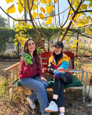 Chelsea Cook Instagram - ✨stardew valley irl ✨
A little late ~ but had such a wonderful time volunteering at the @solanocommunitygarden and @lagardencouncil with the @twitch Women’s and Black guild! Thank you to everyone who came by and supported. It’s always wonderful to see communities come together for good! ❤️ 🪴