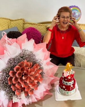Chen Xiuhuan Instagram - 今天是妈妈的生日, 祝妈妈生日快乐！🎂🎈🌹♥️
最重要身体健健康康！
天天开开心心！
长命百岁！
我们爱您！♥️

P.S 妈妈看到麻将🀄️🀄️🀄️🎂蛋糕, 笑得见牙不见眼。还有大哥送了妈妈一束卷满钞票💵的鲜花，妈妈乐得笑哈哈！看见妈妈这么开心, 我们真的很欣慰。其实，我们知道妈妈只要我们都回家吃饭🍚，她老人家就心满意足了。
Thank you for the 🀄️cake @honeypeachsg 💋
#妈妈
#生日快乐
#mother
#mummy
#happybirthday
#ilovemymum 
#love
#chenxiuhuan
#陈秀环