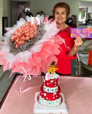 Chen Xiuhuan Instagram - 今天是妈妈的生日, 祝妈妈生日快乐！🎂🎈🌹♥️
最重要身体健健康康！
天天开开心心！
长命百岁！
我们爱您！♥️

P.S 妈妈看到麻将🀄️🀄️🀄️🎂蛋糕, 笑得见牙不见眼。还有大哥送了妈妈一束卷满钞票💵的鲜花，妈妈乐得笑哈哈！看见妈妈这么开心, 我们真的很欣慰。其实，我们知道妈妈只要我们都回家吃饭🍚，她老人家就心满意足了。
Thank you for the 🀄️cake @honeypeachsg 💋
#妈妈
#生日快乐
#mother
#mummy
#happybirthday
#ilovemymum 
#love
#chenxiuhuan
#陈秀环