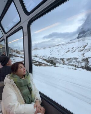 Chen Xiuhuan Instagram - Top of Europe! 
My first visit to the breathtaking Mt. Jungfrau, Freezing cold but was just amazing and magical. Grateful for clear skies and the rare serenity of a quiet day. Truly unforgettable!

站在欧洲之巅，第一次踏上少女峰，眼前的美景令人惊叹！天气晴朗，游客稀少，这份宁静更显珍贵。真是一场难忘的梦幻之旅！

#TopOfEurope 
#Jungfrau 
#Switzerland 
#BreathtakingViews #UnforgettableExperience #MountainAdventure
#欧洲之巅 
#少女峰 
#瑞士 
#美景如画 
#难忘经历 
#山峰之旅
#陈秀环
#chenxiuhuan