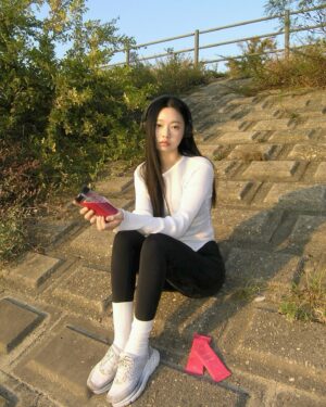 Choi So-yoon Instagram - #광고 요즘에는 저는 날씨가 좋아서 헬스장 보다 야외 런닝을 자주 하는데요! 이렇게 런닝이나 다른 운동을 하고 나면 저는 꼭 프로틴을 챙겨 먹는데 요즘은 바니스 뉴욕 뷰티에서 나 온 ABC 프로틴을 마시고 있어요 

저는 유당 불냉증이 살짝 있어서 가벼운 프로틴을 선호하는 편인데 이 제품은 효소가 함유되어 있어 속이 편하고 프로틴을 마시는 느낌보다 사과, 비트, 당근이 들어있는 100% 식물성 단백질 배합이라 과일 음료수를 마시는 것 같아서 좋더라고요 

운동 전, 후뿐만 아니라 배가 고플 때 한 끼 식사 대용으로도 먹고 있어요 칼로리와 당이 낮아서 부담 없더라고요 

가볍고 맛있는 프로틴을 찾고 계신다면 바니스 뉴욕 ABC 프로틴 추천합니다!! 

#바니스뉴욕뷰티 #바니스뷰티 #ABC프로틴 #ABCPROTEIN #식물성단백질 #속편한단백질 #BNYbeauty #BNYwellness