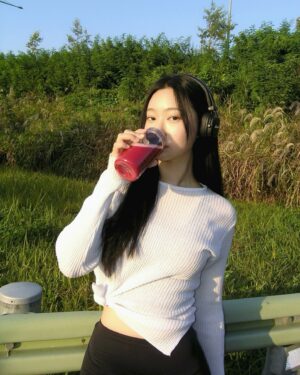 Choi So-yoon Instagram - #광고 요즘에는 저는 날씨가 좋아서 헬스장 보다 야외 런닝을 자주 하는데요! 이렇게 런닝이나 다른 운동을 하고 나면 저는 꼭 프로틴을 챙겨 먹는데 요즘은 바니스 뉴욕 뷰티에서 나 온 ABC 프로틴을 마시고 있어요 

저는 유당 불냉증이 살짝 있어서 가벼운 프로틴을 선호하는 편인데 이 제품은 효소가 함유되어 있어 속이 편하고 프로틴을 마시는 느낌보다 사과, 비트, 당근이 들어있는 100% 식물성 단백질 배합이라 과일 음료수를 마시는 것 같아서 좋더라고요 

운동 전, 후뿐만 아니라 배가 고플 때 한 끼 식사 대용으로도 먹고 있어요 칼로리와 당이 낮아서 부담 없더라고요 

가볍고 맛있는 프로틴을 찾고 계신다면 바니스 뉴욕 ABC 프로틴 추천합니다!! 

#바니스뉴욕뷰티 #바니스뷰티 #ABC프로틴 #ABCPROTEIN #식물성단백질 #속편한단백질 #BNYbeauty #BNYwellness