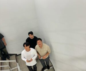 Choi Yu-hwa Instagram - 사진 좀 찍어둘걸요 이게 거의 전부네요🥹 
오늘 9부. 담주면 벌써 한회 밖에 안남았단 사실이 믿기지 않아요. 너무 좋은 우리 배우들,스텝분들, 감독님. 진짜 맘껏 연기하고 8개월동안 함께 시간을 보내서 정도 참 많이 들었는데요. 마지막까지 이친자 많이 사랑해주세요. 시청자분들이 최고입니다!!!🫶
#이토록친밀한배신자 #이친자 #doubt #김성희