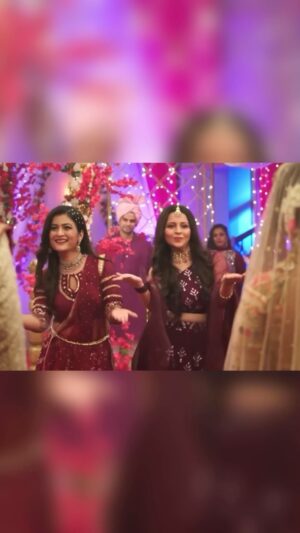 Damini Dave Instagram - Waah Waah Ramji🙏🏻♥️🧿
Hair: @anitanagarji @heenashikh996 ✨
.
.
.
.
#hssh #humsathsathhain #bollywoodtimes #wahwah #ramji #wedding #weddingdress #weddingsong #bhaikishadi💃 #sister #sisterhood #sisterlove #lakshmimehta #daminidave #lovely #babli #purnima #dangaltvchannel
