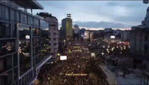 Danica Maksimović Instagram - Svetlost u mraku! Slavija 22.12.2024!
Studenti - potresno, veličanstveno, dostojanstveno!
Hvala vam za ovaj trenutak istorije!
Ljubav
Jedinstvo
Empatija
Borba
Upornost
Sila
Ponos
Energija
Hrabrost
Mudrost
Entuzijazam
Katarza
Istina
Pravda

...
Tišina 15 minuta u pomen za zločin prerano ubijenih 15 nedužnih života 1.novembra na ž.s u Novom Sadu.

#studenti #poljoprivrednici #glumci #prosvetniradnici #gradjanstvo #slavija #zastanisrbijo #protest #beograd #srbija