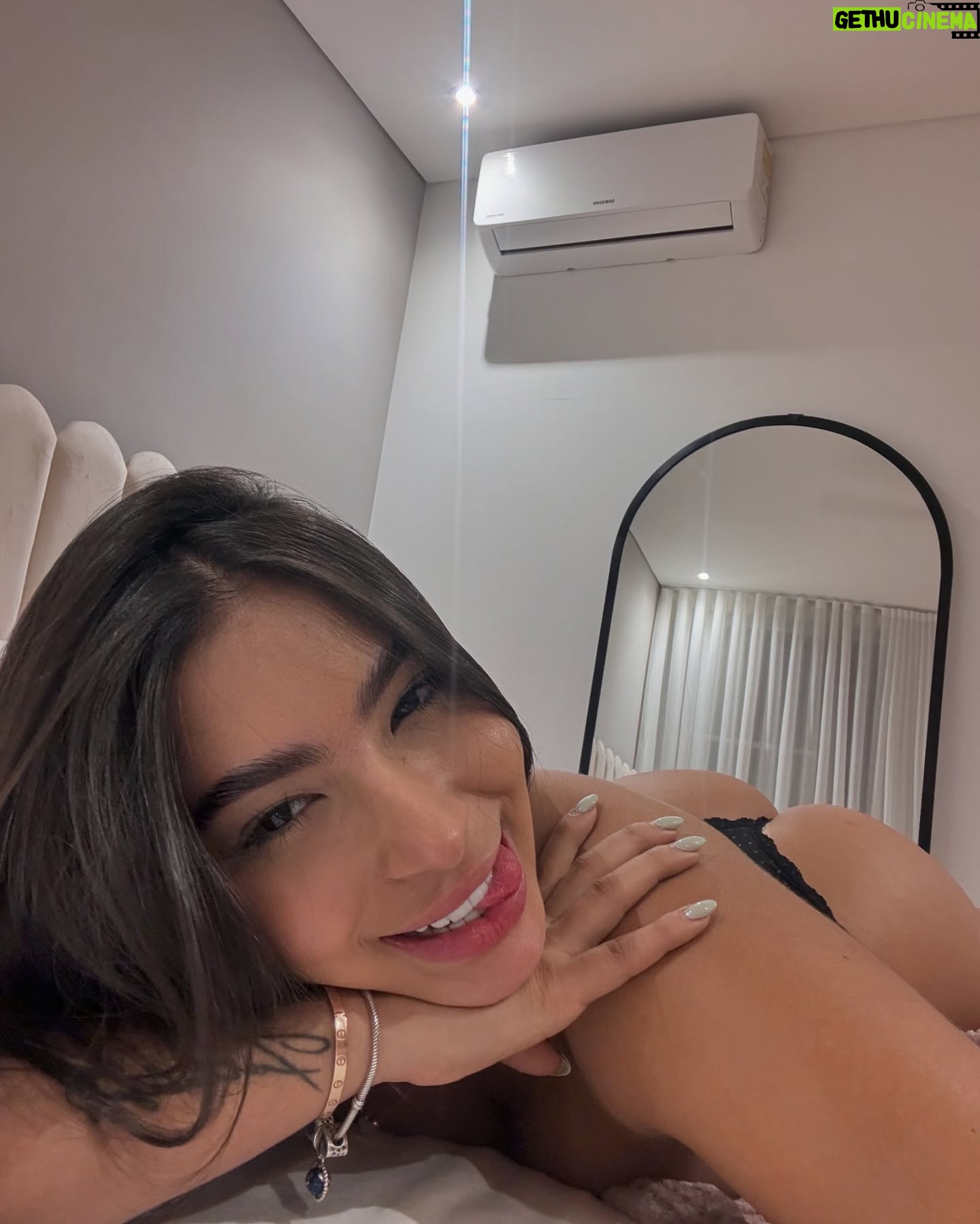 Daniela Antury - 33.5K Likes - Mi semana anterior de resume en esto:
1. Trabajé con marcas divinas
2. Trabajé en mis proyectos
3. Un zancudo me picó una 🍑😜😂
4. Amo los deportes
5. Mejoraremos las 🍒
