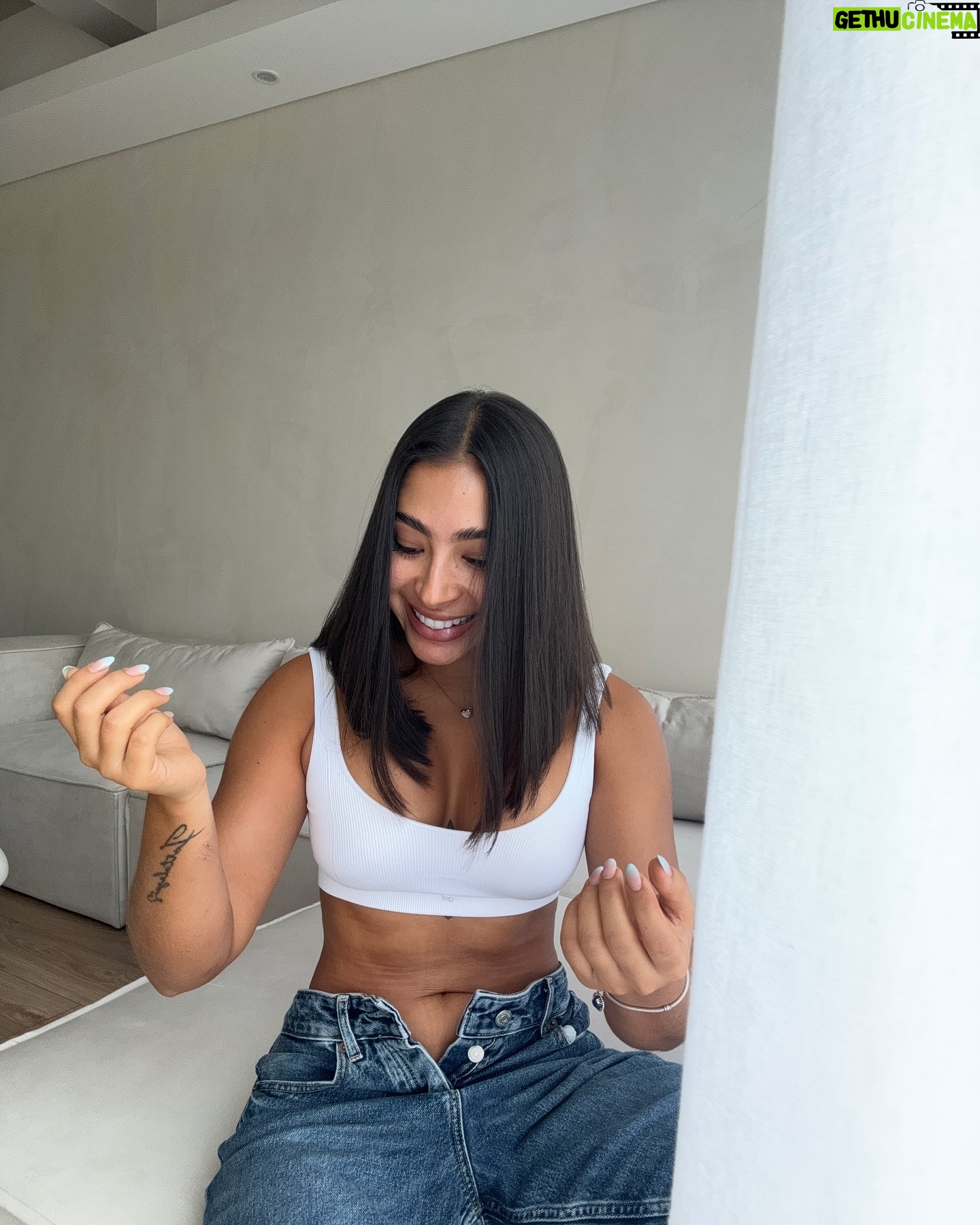 Daniela Antury - 51.4K Likes -