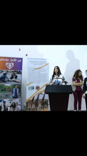 Delnya Mohammadi Instagram - چووینە (خانەی بیسەرپەرشتان❤️) لەگەڵ ڕێكخراوێك كە كۆمەڵێك گەنجی خۆبەش و دڵ و دەروون جوان لە خۆدەگرێت بۆ لای ئەو منداڵانەی لە نازی دایك و باوكیان بێ بەشن ، وەك پەپوولە تەنها فڕینیان دەزانی و پێدەكەنین و باوەشیان پێدادەكردین باوەشێك كە بۆ ئەوان گەورەترین دڵخۆشی بوو
منیش كتێبەكەی خۆمم بە دیاری پێدان كە كۆمەڵێك چیرۆكی پەروەردەی 
تێدایە
یان منداڵێك مەهێنا ژیانەوە. یان ماهێڵە تامەزرۆی باوەشت بێ🙏🏼
@kaporganization
