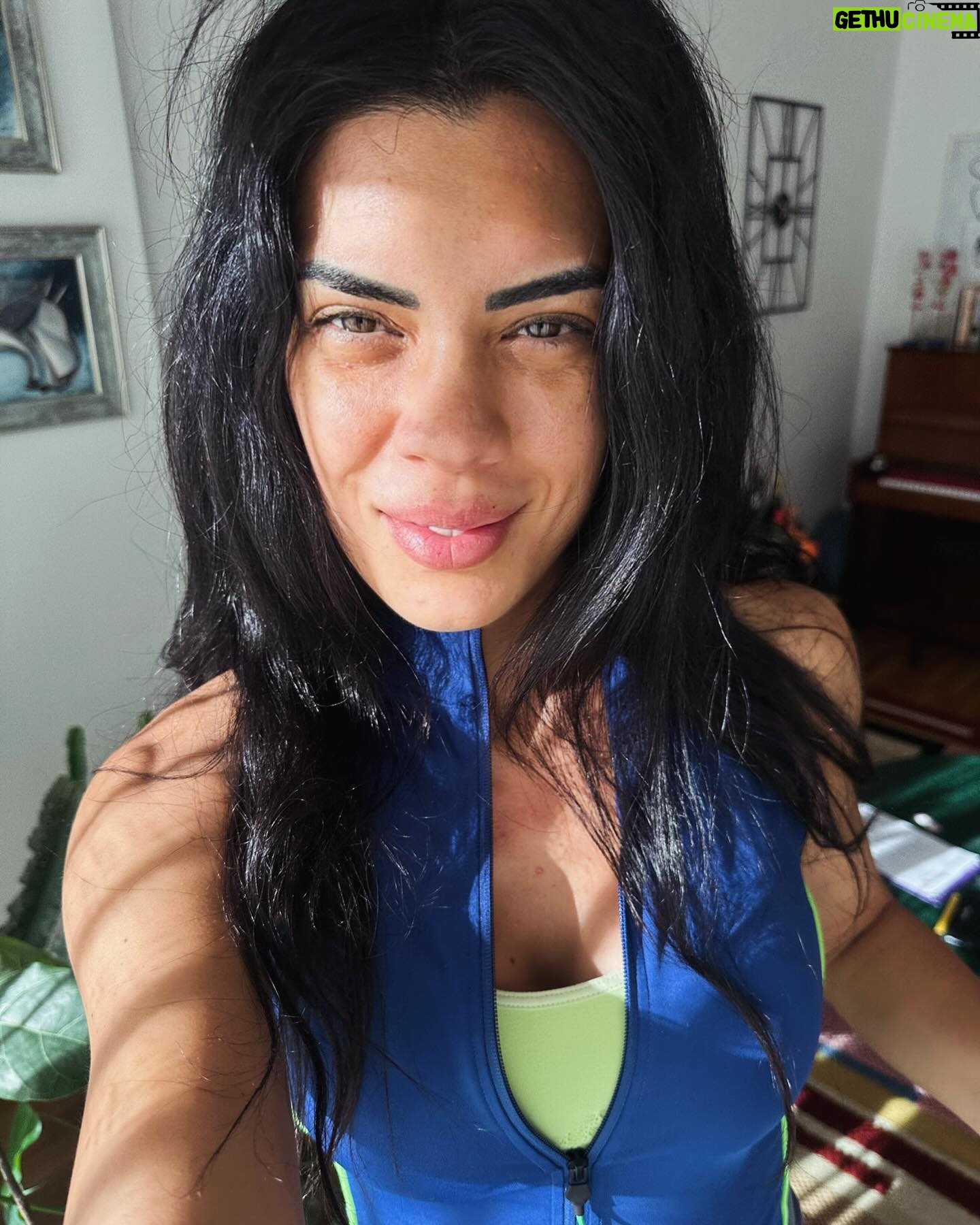 Deniz Arna - 501 Likes - Gün ışığı
Arka kamera
Kafamın içi 🪩🕺🏻💃🏻
☀️