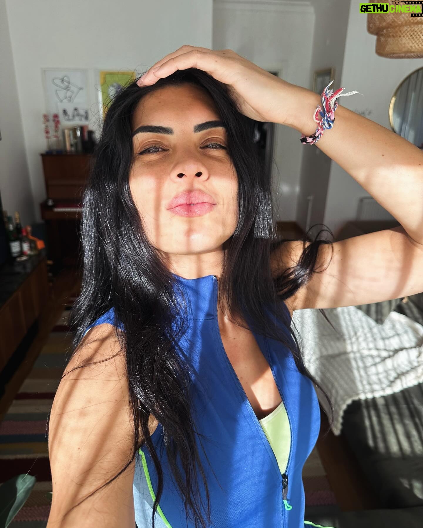 Deniz Arna - 501 Likes - Gün ışığı
Arka kamera
Kafamın içi 🪩🕺🏻💃🏻
☀️