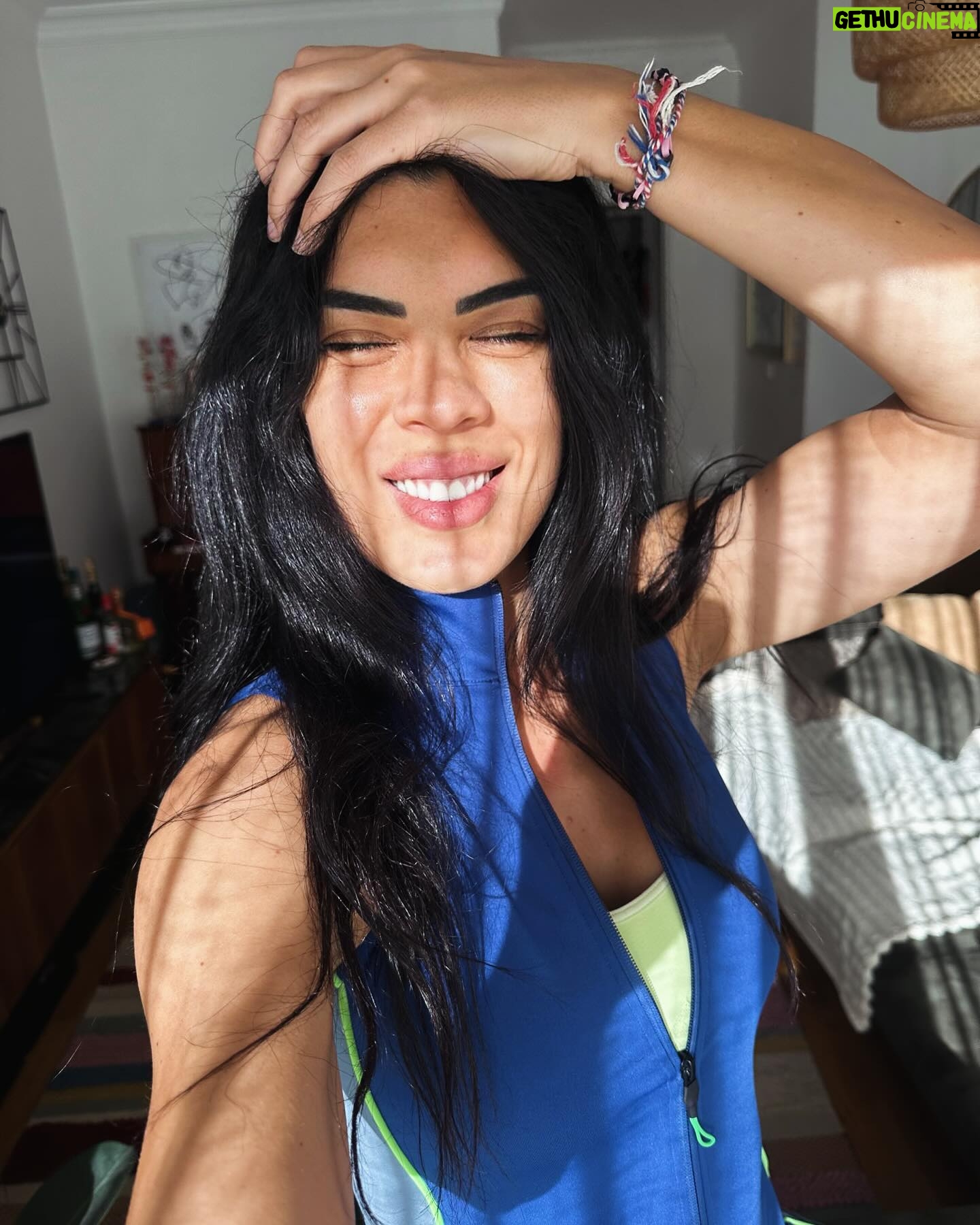 Deniz Arna - 501 Likes - Gün ışığı
Arka kamera
Kafamın içi 🪩🕺🏻💃🏻
☀️