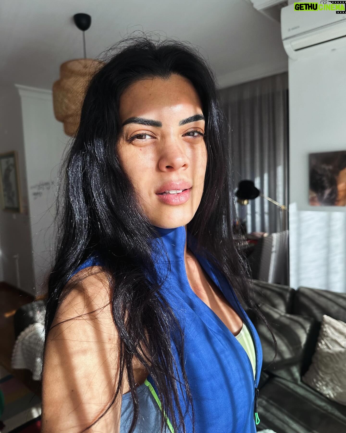 Deniz Arna - 501 Likes - Gün ışığı
Arka kamera
Kafamın içi 🪩🕺🏻💃🏻
☀️