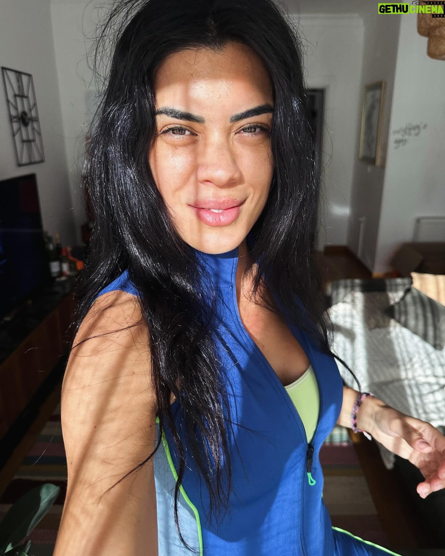 Deniz Arna - 501 Likes - Gün ışığı
Arka kamera
Kafamın içi 🪩🕺🏻💃🏻
☀️