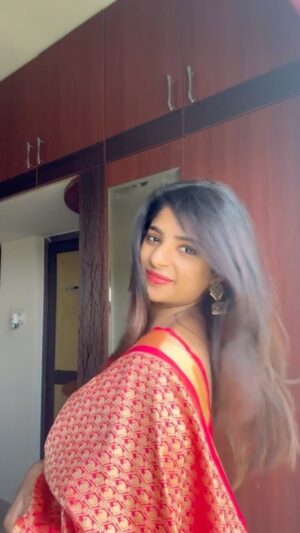 Dipshi Blessy Instagram - இயல்பே அழகு என்றே ❤️

#dipshiblessy #suntvanchor #tamilanchor #grwm #Redsaree