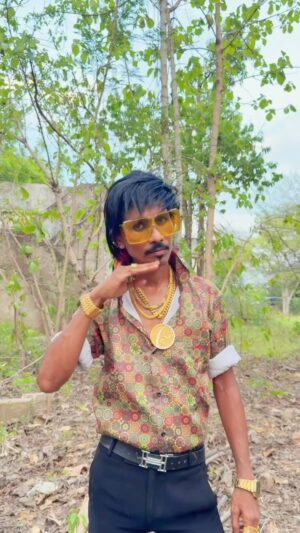 Dolly Chaiwala Instagram - Hargiz Jhukega Nahi Saala. #chaistep 
.
.
.
.
.
.
.
.
.
.
.
.
#dollykitapri #dollychaiwala #chai #chailover #chaiwala #trending #trendingreels #trend #trendingnow #explore #explorepage #viral #viralvideos #reels #reelitfeelit #reelkarofeelkaro #pushpa