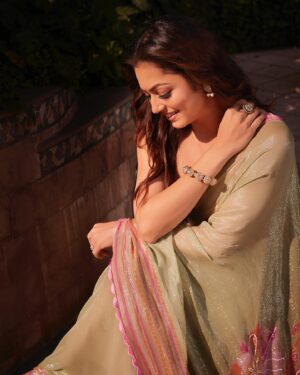 Drashti Dhami Instagram - सुंदर साड़ी में सुंदर नारी !! 

Make up  @shaylinayak 
Hair  @jayshreethakkarhairartist 

Outfit @archanashahofficial 
Jewellery @karishma.joolry 
Photographed @hitesh.jangra_ 

Styled by  @mohitrai @ruchikrishnastyles @teammrstyles 
Assisted by  @saumyanaiik @muskanduaaa @kashishsinhaaa