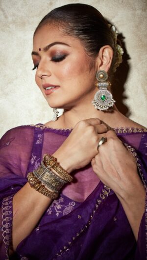 Drashti Dhami Instagram - Thoda toh filmy toh  banta hai na 🤩
 
Make up @shaylinayak 
Hair @jayshreethakkarhairartist 
Earrings @hpjewelz