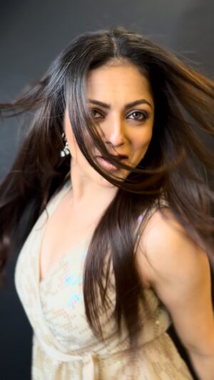Drashti Dhami Instagram - 🧢 ➡️👗

Hair @jayshreethakkarhairartist 
Make up @shaylinayak / @vickyvandre 
Shot by @harshphotography11