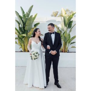 Efsane Odağ Instagram - Mesudum dostlar 🥰

Güzeller güzelim Efsanem'le dünya evine adım attık ❤️ @efsaneodag 

Onu gördüğüm ilk anda böyle olacağımızı biliyordum 😍

.

Nikah törenimizi hayallerimizin ötesine taşıyan Sevgili Deniz ve Kürşad'a @ciceklerefisildayankadin 💎 @kursad_celebi 👑

Zor günlerinde de beni yalnız bırakmayan Sevgili Bestman'im Alper'e @alperkilic35 🎩

O günü inşa eden Sevgili Vual Urla ekibine @vualurla 🏗

Olmasalardı olmazdım, Canım Annem ve Babama @insafhasanyildiz 💚

Canım kardeşime, eşine ve yeğenim Mira'ya @yylda_taskaldiran @tolga_taskaldiran 👨‍👩‍👧

Bizi sürekli kollayan ve gülümsemesiyle neşemizi arttıran Sevgili Elif'e ve güzel ailesine @elifayguluzun 🌞

Gelin odasının en güzel çiçeği olan Sevgili Asya'ya 👧🏻

Anılarımızı kayda geçiren Sevgili Yucca'ya @yuccawedding 📸

Gün boyu bizi şarkısız bırakmayan Sevgili Dj MrGrey'e @mrgreyurla 🎷

Çiftetelli partnerim Sevgili Arif'e @arif.m.guney 🕺🏻

Çevresine neşe ve hayat saçan, oryantal ve roman danslarında kendinden geçen Sevgili Sinem'e @sinem_denn 💃🏻

Bizimle olan tüm akraba ve dostlarımıza 🥂

Dualarıyla bizi uzaktan saran tüm canlara 🪬

Evrene 🌠

Yürekten teşekkürler 🙏🏽

Hepinizi kucaklıyorum 🫂

🧿