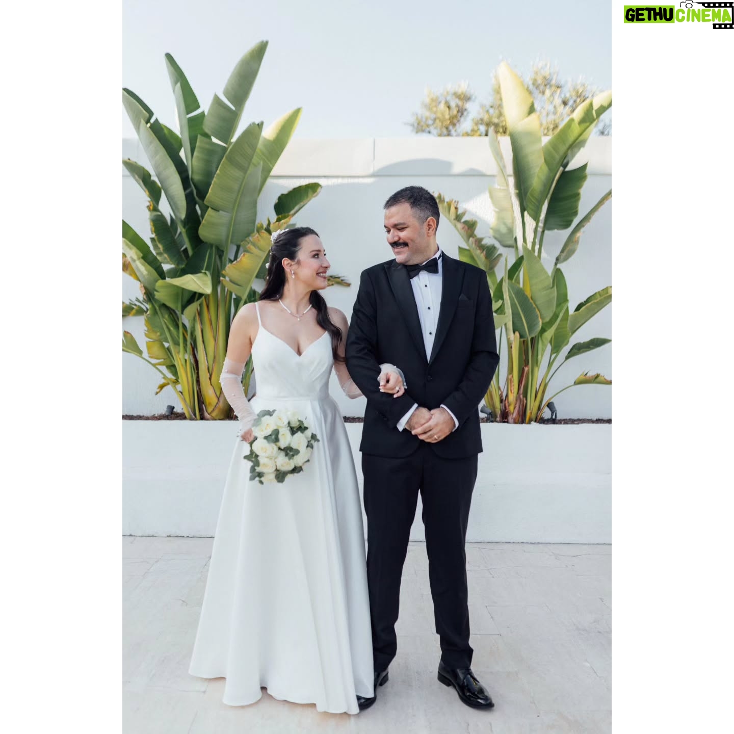 Efsane Odağ - 1.4K Likes - Mesudum dostlar 🥰
Güzeller güzelim Efsanem'le dünya evine adım attık ❤️ @efsaneodag
Onu gördüğüm ilk anda böyle olacağımızı biliyordum 😍
.
Nikah törenimizi hayallerimizin ötesine taşıyan Sevgili Deniz ve Kürşad'a @ciceklerefisildayankadin 💎 @kursad_celebi 👑
Zor günlerinde de beni yalnız bırakmayan Sevgili Bestman'im Alper'e @alperkilic35 🎩
O günü inşa eden Sevgili Vual Urla ekibine @vualurla 🏗
Olmasalardı olmazdım, Canım Annem ve Babama @insafhasanyildiz 💚
Canım kardeşime, eşine ve yeğenim Mira'ya @yylda_taskaldiran @tolga_taskaldiran 👨👩👧
Bizi sürekli kollayan ve gülümsemesiyle neşemizi arttıran Sevgili Elif'e ve güzel ailesine @elifayguluzun 🌞
Gelin odasının en güzel çiçeği olan Sevgili Asya'ya 👧🏻
Anılarımızı kayda geçiren Sevgili Yucca'ya @yuccawedding 📸
Gün boyu bizi şarkısız bırakmayan Sevgili Dj MrGrey'e @mrgreyurla 🎷
Çiftetelli partnerim Sevgili Arif'e @arif.m.guney 🕺🏻
Çevresine neşe ve hayat saçan, oryantal ve roman danslarında kendinden geçen Sevgili Sinem'e @sinem_denn 💃🏻
Bizimle olan tüm akraba ve dostlarımıza 🥂
Dualarıyla bizi uzaktan saran tüm canlara 🪬
Evrene 🌠
Yürekten teşekkürler 🙏🏽
Hepinizi kucaklıyorum 🫂
🧿