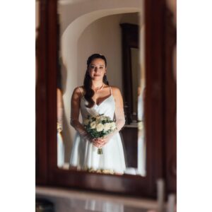 Efsane Odağ Instagram - Mesudum dostlar 🥰

Güzeller güzelim Efsanem'le dünya evine adım attık ❤️ @efsaneodag 

Onu gördüğüm ilk anda böyle olacağımızı biliyordum 😍

.

Nikah törenimizi hayallerimizin ötesine taşıyan Sevgili Deniz ve Kürşad'a @ciceklerefisildayankadin 💎 @kursad_celebi 👑

Zor günlerinde de beni yalnız bırakmayan Sevgili Bestman'im Alper'e @alperkilic35 🎩

O günü inşa eden Sevgili Vual Urla ekibine @vualurla 🏗

Olmasalardı olmazdım, Canım Annem ve Babama @insafhasanyildiz 💚

Canım kardeşime, eşine ve yeğenim Mira'ya @yylda_taskaldiran @tolga_taskaldiran 👨‍👩‍👧

Bizi sürekli kollayan ve gülümsemesiyle neşemizi arttıran Sevgili Elif'e ve güzel ailesine @elifayguluzun 🌞

Gelin odasının en güzel çiçeği olan Sevgili Asya'ya 👧🏻

Anılarımızı kayda geçiren Sevgili Yucca'ya @yuccawedding 📸

Gün boyu bizi şarkısız bırakmayan Sevgili Dj MrGrey'e @mrgreyurla 🎷

Çiftetelli partnerim Sevgili Arif'e @arif.m.guney 🕺🏻

Çevresine neşe ve hayat saçan, oryantal ve roman danslarında kendinden geçen Sevgili Sinem'e @sinem_denn 💃🏻

Bizimle olan tüm akraba ve dostlarımıza 🥂

Dualarıyla bizi uzaktan saran tüm canlara 🪬

Evrene 🌠

Yürekten teşekkürler 🙏🏽

Hepinizi kucaklıyorum 🫂

🧿