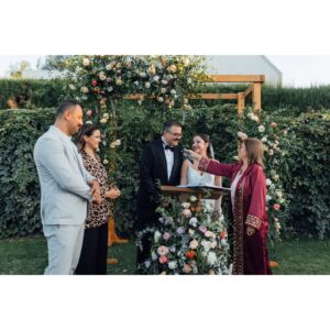 Efsane Odağ Instagram - Mesudum dostlar 🥰

Güzeller güzelim Efsanem'le dünya evine adım attık ❤️ @efsaneodag 

Onu gördüğüm ilk anda böyle olacağımızı biliyordum 😍

.

Nikah törenimizi hayallerimizin ötesine taşıyan Sevgili Deniz ve Kürşad'a @ciceklerefisildayankadin 💎 @kursad_celebi 👑

Zor günlerinde de beni yalnız bırakmayan Sevgili Bestman'im Alper'e @alperkilic35 🎩

O günü inşa eden Sevgili Vual Urla ekibine @vualurla 🏗

Olmasalardı olmazdım, Canım Annem ve Babama @insafhasanyildiz 💚

Canım kardeşime, eşine ve yeğenim Mira'ya @yylda_taskaldiran @tolga_taskaldiran 👨‍👩‍👧

Bizi sürekli kollayan ve gülümsemesiyle neşemizi arttıran Sevgili Elif'e ve güzel ailesine @elifayguluzun 🌞

Gelin odasının en güzel çiçeği olan Sevgili Asya'ya 👧🏻

Anılarımızı kayda geçiren Sevgili Yucca'ya @yuccawedding 📸

Gün boyu bizi şarkısız bırakmayan Sevgili Dj MrGrey'e @mrgreyurla 🎷

Çiftetelli partnerim Sevgili Arif'e @arif.m.guney 🕺🏻

Çevresine neşe ve hayat saçan, oryantal ve roman danslarında kendinden geçen Sevgili Sinem'e @sinem_denn 💃🏻

Bizimle olan tüm akraba ve dostlarımıza 🥂

Dualarıyla bizi uzaktan saran tüm canlara 🪬

Evrene 🌠

Yürekten teşekkürler 🙏🏽

Hepinizi kucaklıyorum 🫂

🧿