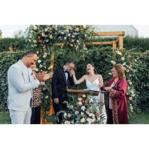 Efsane Odağ Instagram - Mesudum dostlar 🥰

Güzeller güzelim Efsanem'le dünya evine adım attık ❤️ @efsaneodag 

Onu gördüğüm ilk anda böyle olacağımızı biliyordum 😍

.

Nikah törenimizi hayallerimizin ötesine taşıyan Sevgili Deniz ve Kürşad'a @ciceklerefisildayankadin 💎 @kursad_celebi 👑

Zor günlerinde de beni yalnız bırakmayan Sevgili Bestman'im Alper'e @alperkilic35 🎩

O günü inşa eden Sevgili Vual Urla ekibine @vualurla 🏗

Olmasalardı olmazdım, Canım Annem ve Babama @insafhasanyildiz 💚

Canım kardeşime, eşine ve yeğenim Mira'ya @yylda_taskaldiran @tolga_taskaldiran 👨‍👩‍👧

Bizi sürekli kollayan ve gülümsemesiyle neşemizi arttıran Sevgili Elif'e ve güzel ailesine @elifayguluzun 🌞

Gelin odasının en güzel çiçeği olan Sevgili Asya'ya 👧🏻

Anılarımızı kayda geçiren Sevgili Yucca'ya @yuccawedding 📸

Gün boyu bizi şarkısız bırakmayan Sevgili Dj MrGrey'e @mrgreyurla 🎷

Çiftetelli partnerim Sevgili Arif'e @arif.m.guney 🕺🏻

Çevresine neşe ve hayat saçan, oryantal ve roman danslarında kendinden geçen Sevgili Sinem'e @sinem_denn 💃🏻

Bizimle olan tüm akraba ve dostlarımıza 🥂

Dualarıyla bizi uzaktan saran tüm canlara 🪬

Evrene 🌠

Yürekten teşekkürler 🙏🏽

Hepinizi kucaklıyorum 🫂

🧿