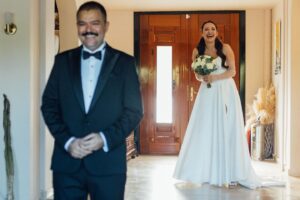 Efsane Odağ Instagram - Hayat paylaşınca çok güzel dedik , canım sevgilim @tolgayildizphd ile evlendik. Ailemize ve yanımızda olan dostlarımıza şükran doluyuz. Çok güzel dileklerle ve sevgiyle sarmalandık her anında..Nezaket ve neşeyle şansımızı hatırladık ve keyifle kutladık yaşamımızı birleştirme kararımızı. 

Sürecin ve organizasyonun her ayrıntısında çiçek açtıran, bize “yalnızca hayal kurun siz” diyip, hayal ettiğimizden de güzel bir gün geçirmemize vesile olan hayattaki ilk ve en yakın arkadaşım, 30 yıllık dostum, nikah şahidim
 @ciceklerefisildayankadin ‘ a , 
@kursad_celebi ‘ye ve masal gibi mekanları @vualurla ‘ya ve Vual ekibine çok teşekkür ederiz. Ne desek az kalır. :) 

Biz evlendik diye bizim kadar mutlu olan, yüzyıllardır bana kardeşlik yapan, hayatımızda olduğu için aşırı şanslı olduğumuz bir diğer nikah şahidimiz 
 @alperkilic35 ‘e

“Hay Allah çok az zaman var, nasıl yapıcaz?” diye düşünürken , bana hiç kaygı hissettirmeden tam da istediğim gelinliği tüm zarafeti ve kibarlığı ve yeteneğiyle tasarlayan @evlilikatolyesi ekibine

Nikah günü muazzam bir  enerjiyle beni hazırlayan @tugce0zcelik  ve @bekir.hair ‘e 

Bakmaya doyamadığımız fotoğraflarımız için 
 @yuccawedding ‘e

Şahane müzikleriyle @mrgreyurla ve ekibine ( evet bize ışık hızıyla ayak uydurduğunuz için çok mutluyuz :) 

Ve Asya’ya, Alev’e, Elif’e, Sena’ya, Sinem’e..

İçtenlikle teşekkür ederim. 🫂💐💙

Sizi çok seviyorum. 🪶