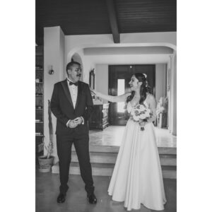 Efsane Odağ Instagram - Mesudum dostlar 🥰

Güzeller güzelim Efsanem'le dünya evine adım attık ❤️ @efsaneodag 

Onu gördüğüm ilk anda böyle olacağımızı biliyordum 😍

.

Nikah törenimizi hayallerimizin ötesine taşıyan Sevgili Deniz ve Kürşad'a @ciceklerefisildayankadin 💎 @kursad_celebi 👑

Zor günlerinde de beni yalnız bırakmayan Sevgili Bestman'im Alper'e @alperkilic35 🎩

O günü inşa eden Sevgili Vual Urla ekibine @vualurla 🏗

Olmasalardı olmazdım, Canım Annem ve Babama @insafhasanyildiz 💚

Canım kardeşime, eşine ve yeğenim Mira'ya @yylda_taskaldiran @tolga_taskaldiran 👨‍👩‍👧

Bizi sürekli kollayan ve gülümsemesiyle neşemizi arttıran Sevgili Elif'e ve güzel ailesine @elifayguluzun 🌞

Gelin odasının en güzel çiçeği olan Sevgili Asya'ya 👧🏻

Anılarımızı kayda geçiren Sevgili Yucca'ya @yuccawedding 📸

Gün boyu bizi şarkısız bırakmayan Sevgili Dj MrGrey'e @mrgreyurla 🎷

Çiftetelli partnerim Sevgili Arif'e @arif.m.guney 🕺🏻

Çevresine neşe ve hayat saçan, oryantal ve roman danslarında kendinden geçen Sevgili Sinem'e @sinem_denn 💃🏻

Bizimle olan tüm akraba ve dostlarımıza 🥂

Dualarıyla bizi uzaktan saran tüm canlara 🪬

Evrene 🌠

Yürekten teşekkürler 🙏🏽

Hepinizi kucaklıyorum 🫂

🧿