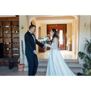 Efsane Odağ Instagram - Mesudum dostlar 🥰

Güzeller güzelim Efsanem'le dünya evine adım attık ❤️ @efsaneodag 

Onu gördüğüm ilk anda böyle olacağımızı biliyordum 😍

.

Nikah törenimizi hayallerimizin ötesine taşıyan Sevgili Deniz ve Kürşad'a @ciceklerefisildayankadin 💎 @kursad_celebi 👑

Zor günlerinde de beni yalnız bırakmayan Sevgili Bestman'im Alper'e @alperkilic35 🎩

O günü inşa eden Sevgili Vual Urla ekibine @vualurla 🏗

Olmasalardı olmazdım, Canım Annem ve Babama @insafhasanyildiz 💚

Canım kardeşime, eşine ve yeğenim Mira'ya @yylda_taskaldiran @tolga_taskaldiran 👨‍👩‍👧

Bizi sürekli kollayan ve gülümsemesiyle neşemizi arttıran Sevgili Elif'e ve güzel ailesine @elifayguluzun 🌞

Gelin odasının en güzel çiçeği olan Sevgili Asya'ya 👧🏻

Anılarımızı kayda geçiren Sevgili Yucca'ya @yuccawedding 📸

Gün boyu bizi şarkısız bırakmayan Sevgili Dj MrGrey'e @mrgreyurla 🎷

Çiftetelli partnerim Sevgili Arif'e @arif.m.guney 🕺🏻

Çevresine neşe ve hayat saçan, oryantal ve roman danslarında kendinden geçen Sevgili Sinem'e @sinem_denn 💃🏻

Bizimle olan tüm akraba ve dostlarımıza 🥂

Dualarıyla bizi uzaktan saran tüm canlara 🪬

Evrene 🌠

Yürekten teşekkürler 🙏🏽

Hepinizi kucaklıyorum 🫂

🧿