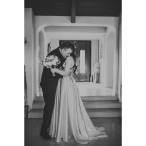Efsane Odağ Instagram - Mesudum dostlar 🥰

Güzeller güzelim Efsanem'le dünya evine adım attık ❤️ @efsaneodag 

Onu gördüğüm ilk anda böyle olacağımızı biliyordum 😍

.

Nikah törenimizi hayallerimizin ötesine taşıyan Sevgili Deniz ve Kürşad'a @ciceklerefisildayankadin 💎 @kursad_celebi 👑

Zor günlerinde de beni yalnız bırakmayan Sevgili Bestman'im Alper'e @alperkilic35 🎩

O günü inşa eden Sevgili Vual Urla ekibine @vualurla 🏗

Olmasalardı olmazdım, Canım Annem ve Babama @insafhasanyildiz 💚

Canım kardeşime, eşine ve yeğenim Mira'ya @yylda_taskaldiran @tolga_taskaldiran 👨‍👩‍👧

Bizi sürekli kollayan ve gülümsemesiyle neşemizi arttıran Sevgili Elif'e ve güzel ailesine @elifayguluzun 🌞

Gelin odasının en güzel çiçeği olan Sevgili Asya'ya 👧🏻

Anılarımızı kayda geçiren Sevgili Yucca'ya @yuccawedding 📸

Gün boyu bizi şarkısız bırakmayan Sevgili Dj MrGrey'e @mrgreyurla 🎷

Çiftetelli partnerim Sevgili Arif'e @arif.m.guney 🕺🏻

Çevresine neşe ve hayat saçan, oryantal ve roman danslarında kendinden geçen Sevgili Sinem'e @sinem_denn 💃🏻

Bizimle olan tüm akraba ve dostlarımıza 🥂

Dualarıyla bizi uzaktan saran tüm canlara 🪬

Evrene 🌠

Yürekten teşekkürler 🙏🏽

Hepinizi kucaklıyorum 🫂

🧿